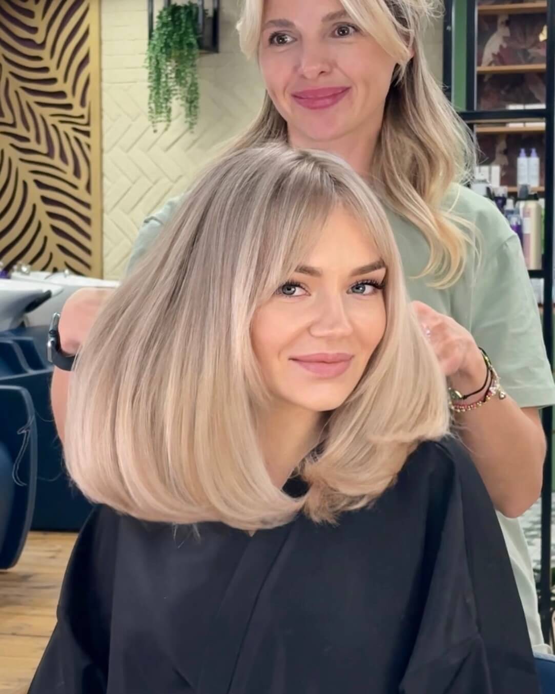 Окрашивание волос в салоне или дома